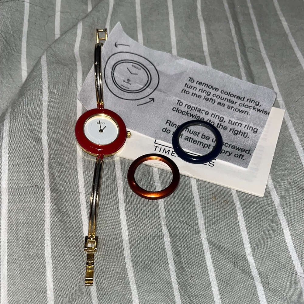 Gucci women’s bezel watch ~ gold ~ comes with 3 bezels ~ watch movement not work